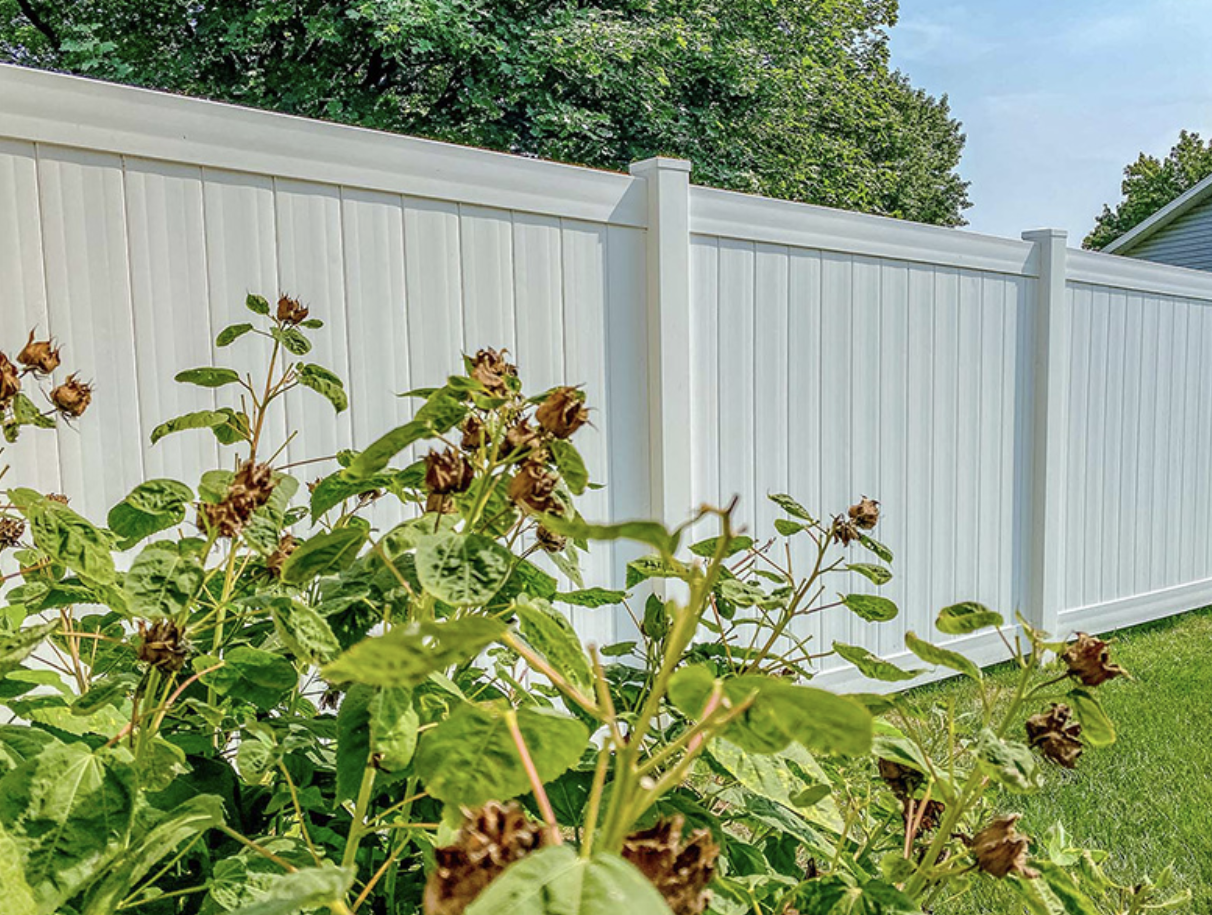White vinyl fence in Sarasota FL