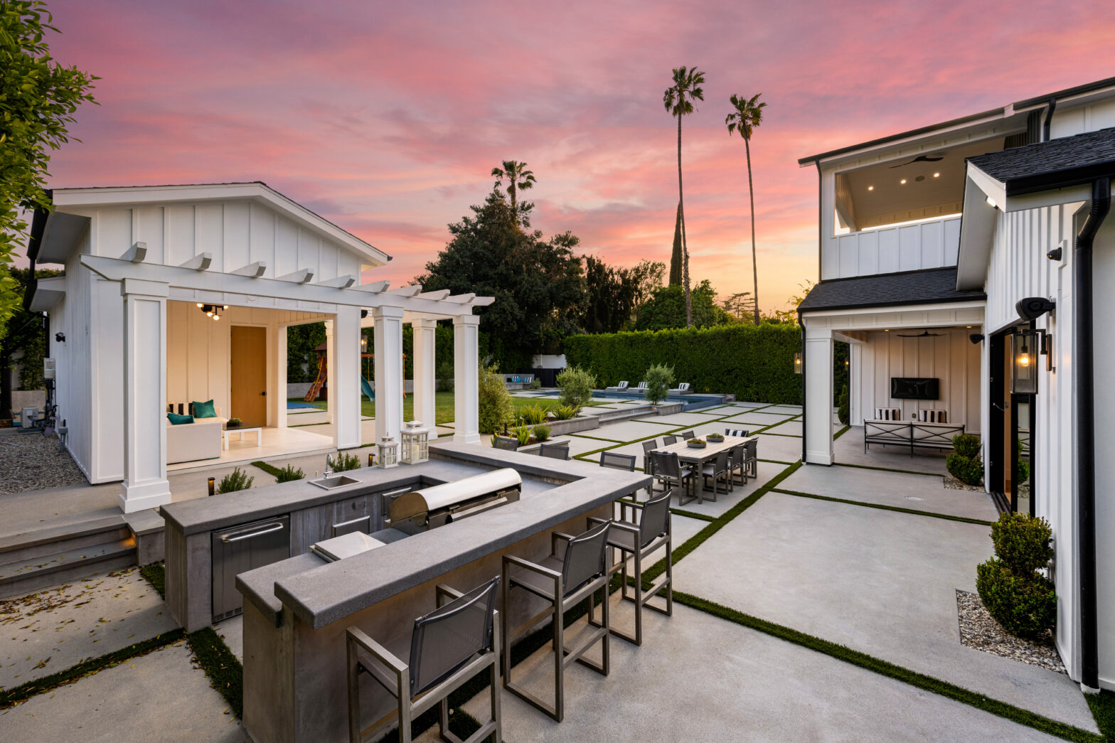 Photo of an outdoor kitchen from a Florida outdoor living contractor